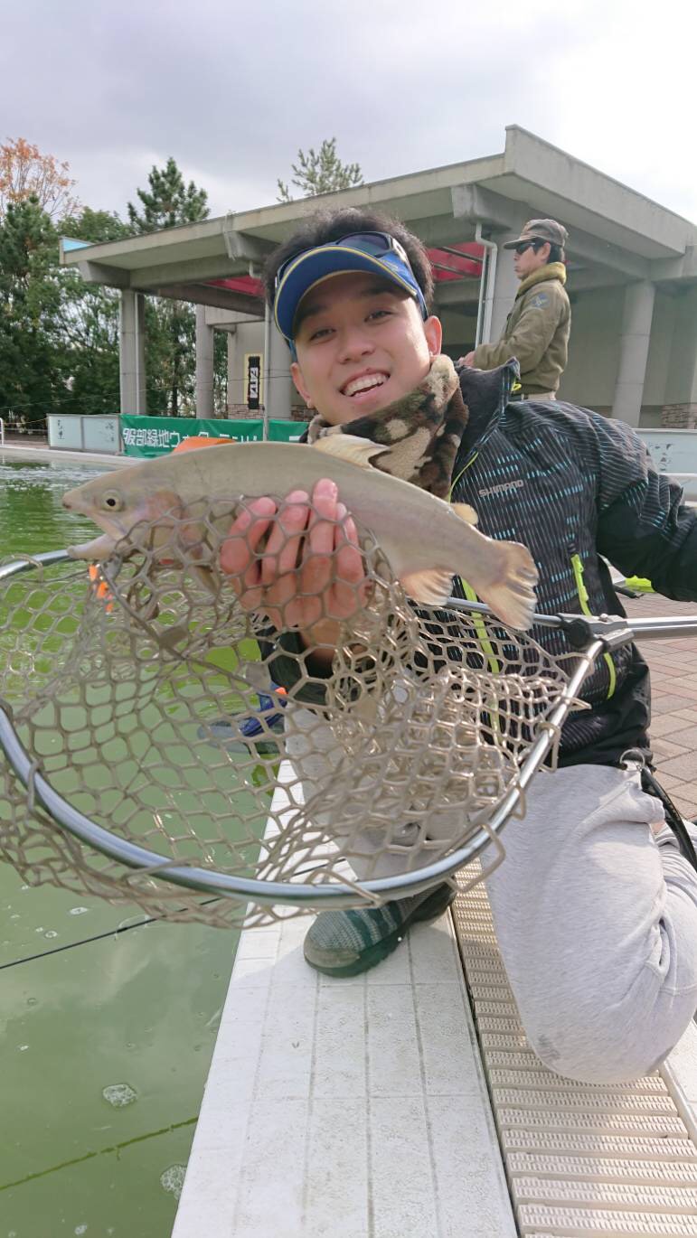 服部緑地でトラウト ValkeINシャインライドナノ使用