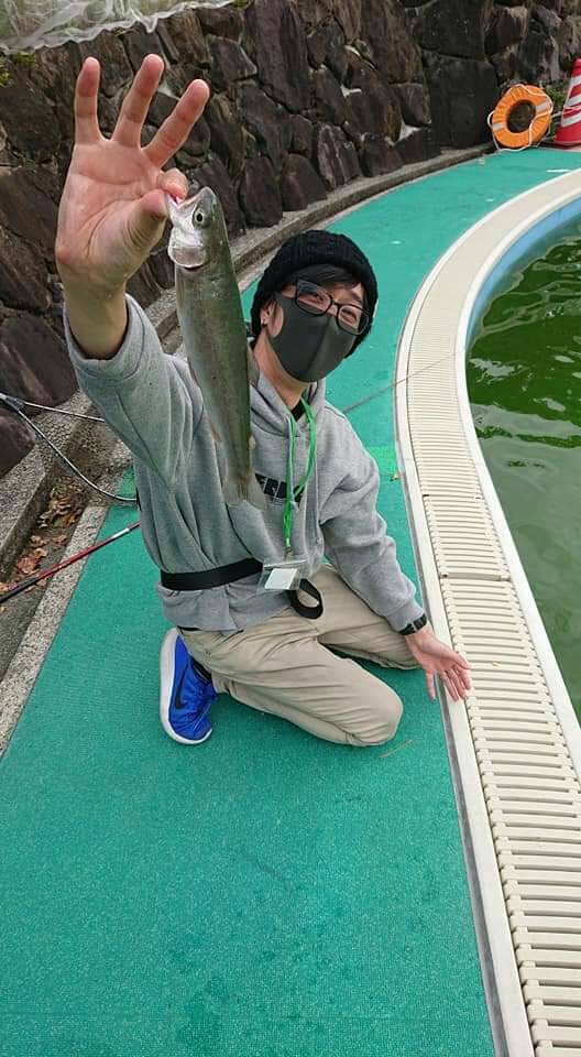 大阪府服部緑地の管理釣り場でニジマス釣果