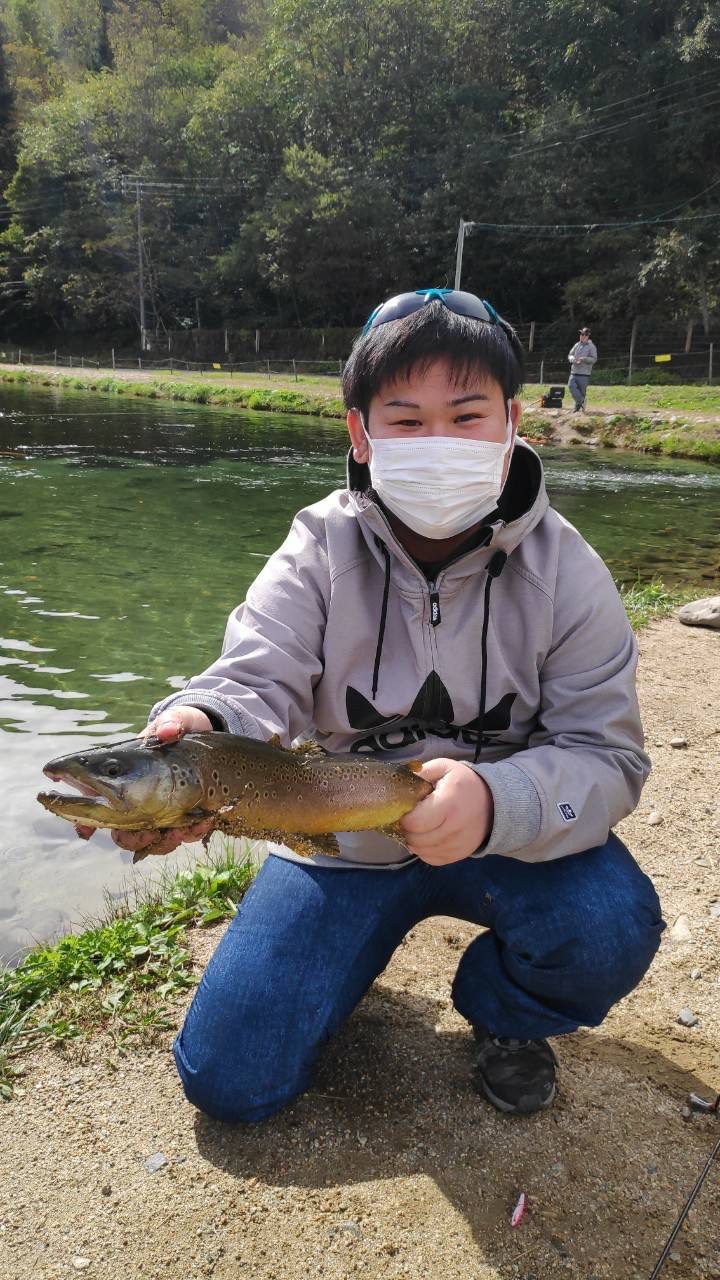 長野県のフィッシングランド・鹿島槍ガーデンでニジマス釣果