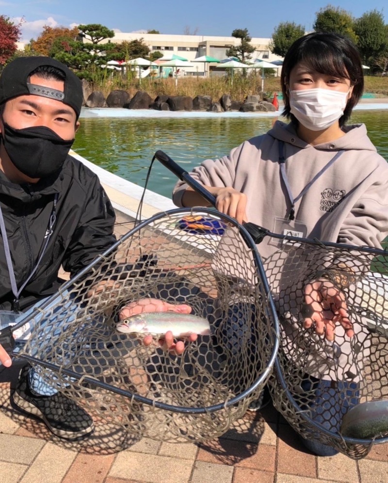 大阪府服部緑地のトラウトでニジマス釣果