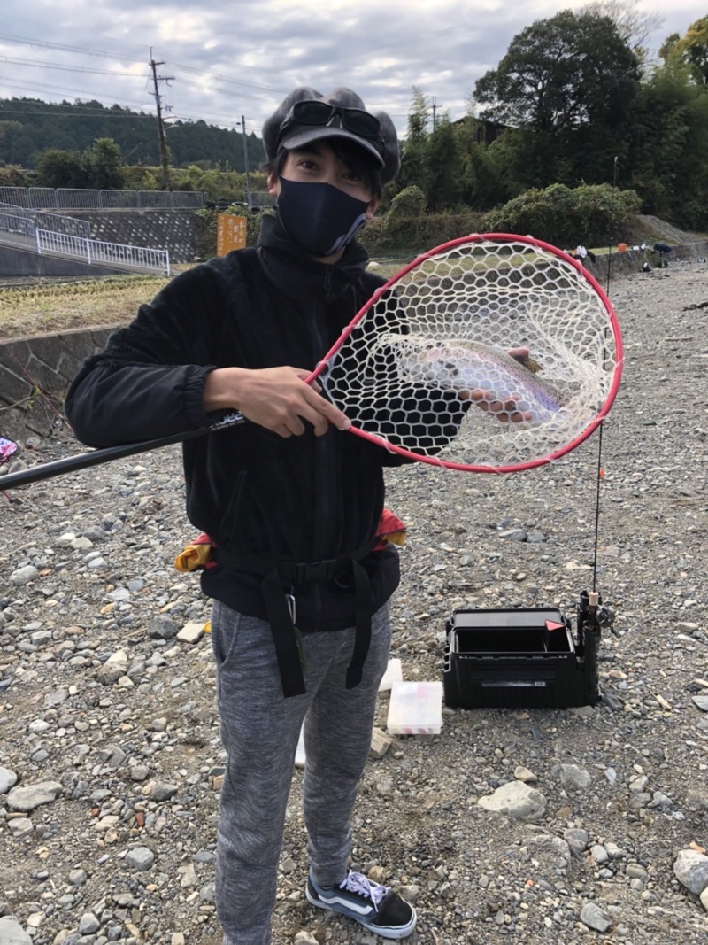 大阪府高槻市の芥川マス釣場でニジマス釣果