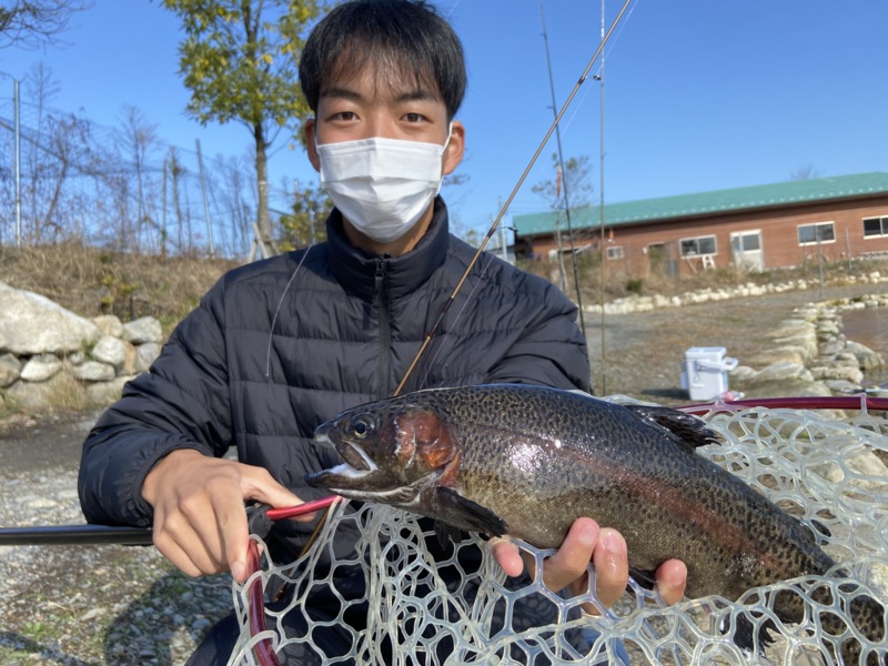 滋賀県のフィッシングパーク高島の泉でニジマス・イワナ釣果