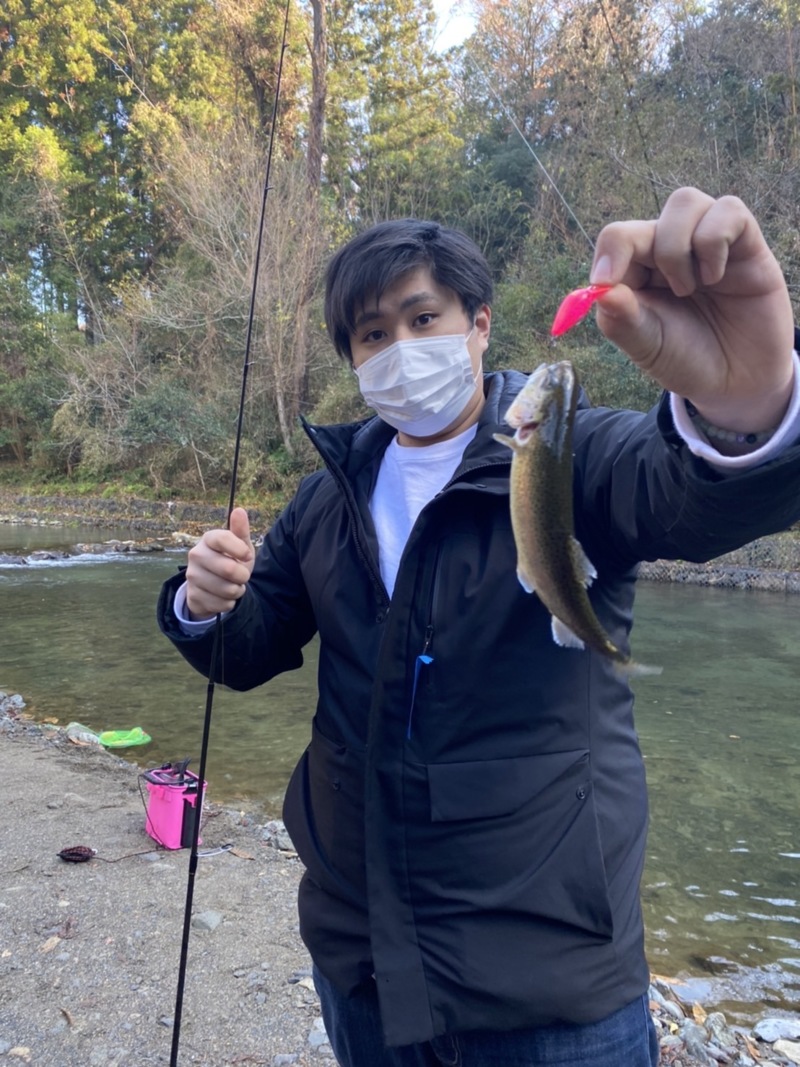 大阪府芥川マス釣り場の管理釣り場でニジマス釣果