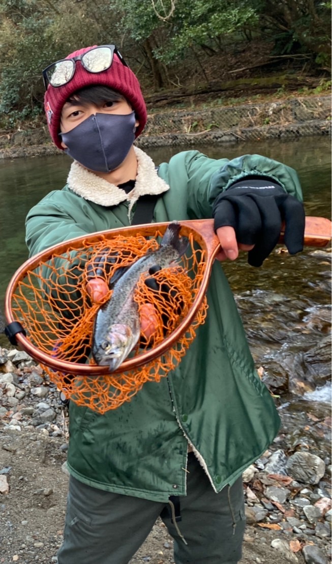 大阪府芥川マス釣り場の管理釣り場でニジマス釣果