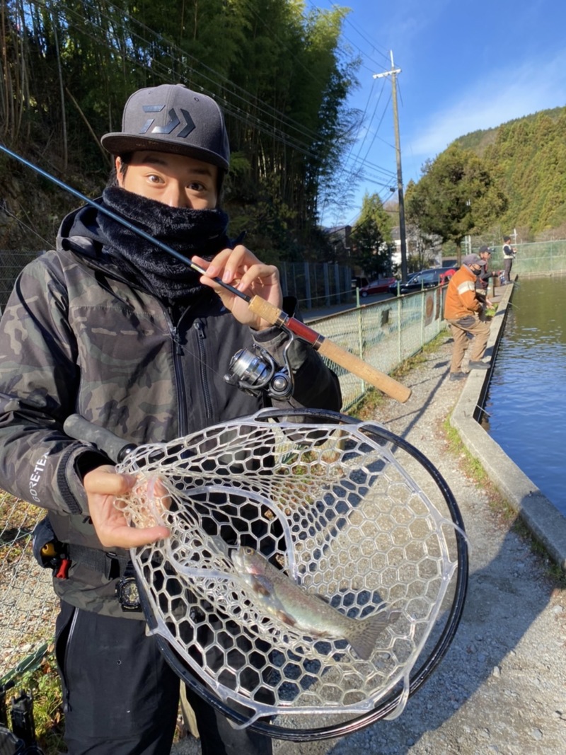 大阪府南河内郡の千早川マス釣り場でニジマス釣果