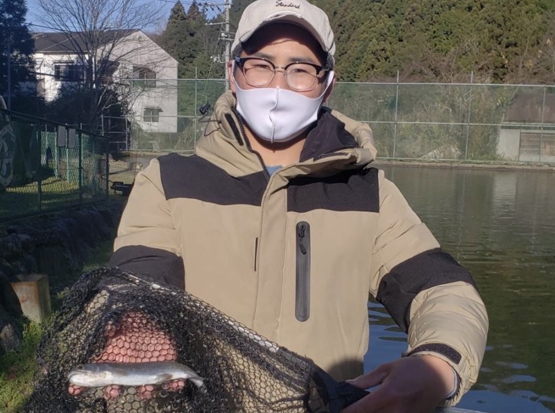 大阪府南河内郡の千早川マス釣り場でニジマス釣果