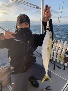 大阪府 泉佐野淡輪漁港の船釣りでマダイ ハマチ ツバス釣果