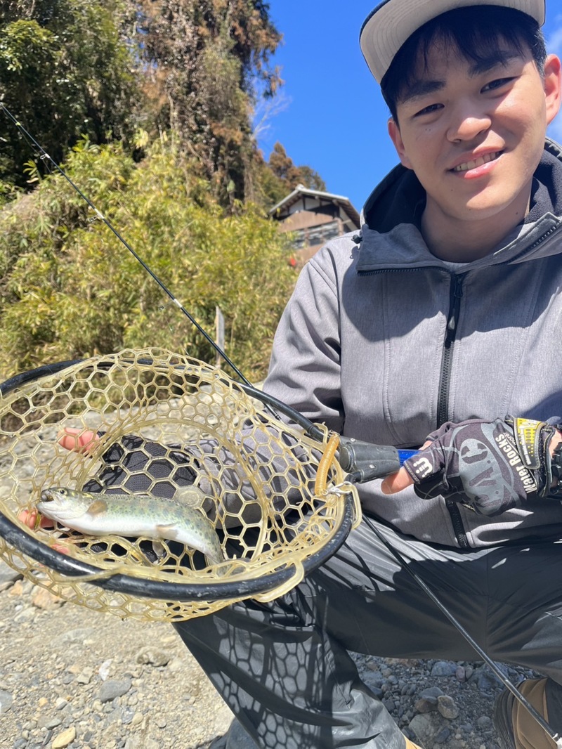 大阪府高槻市の芥川マス釣り場にてルアーでトラウト釣果