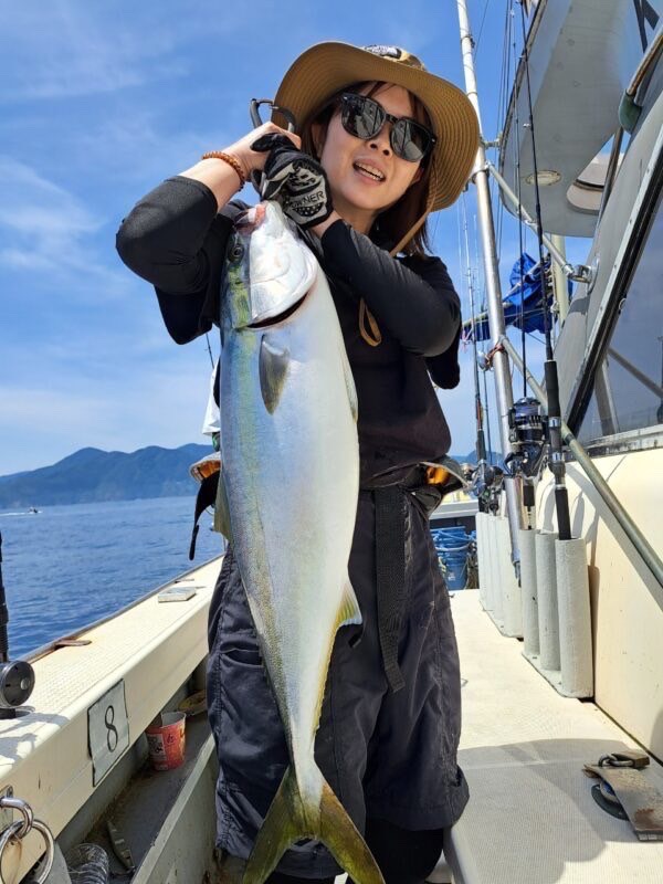 日本海宮津ハピネス2のオフショアジギングでブリ・メジロの釣果