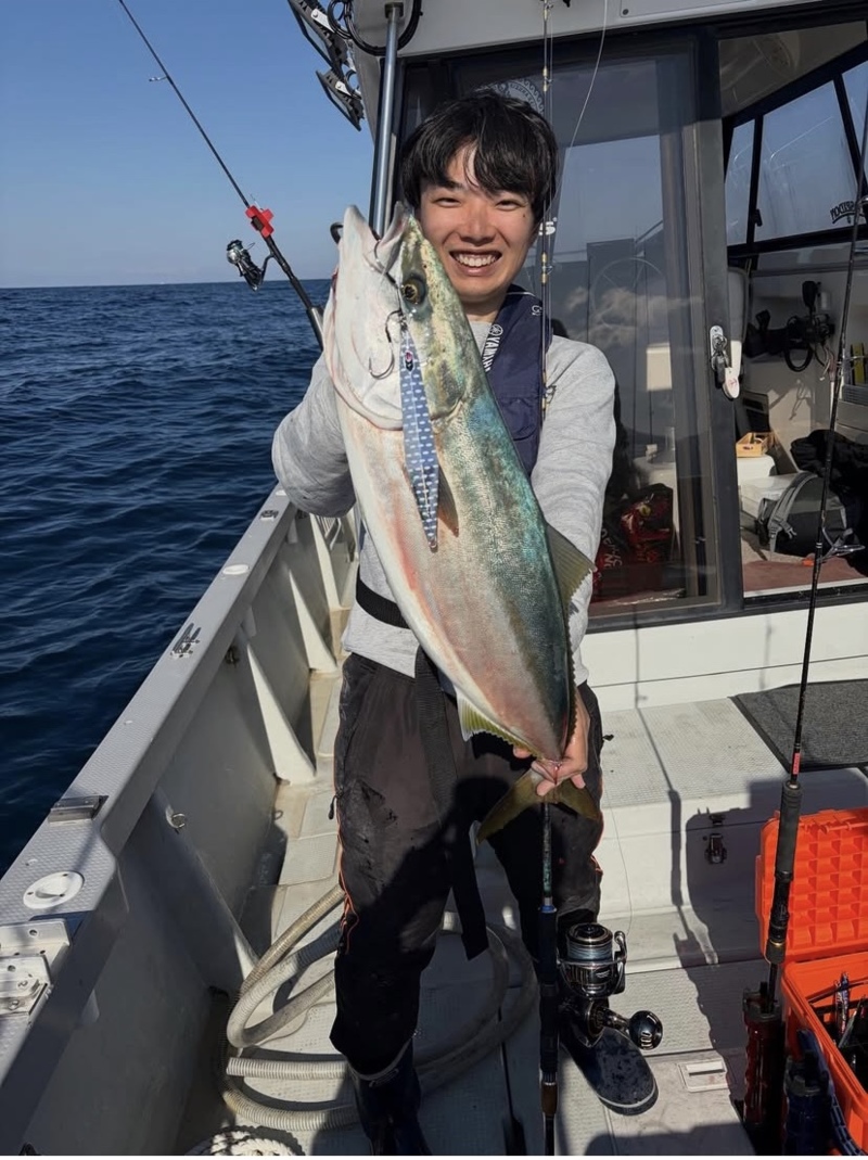 京都府丹後半島沖のジギング船でブリ釣果