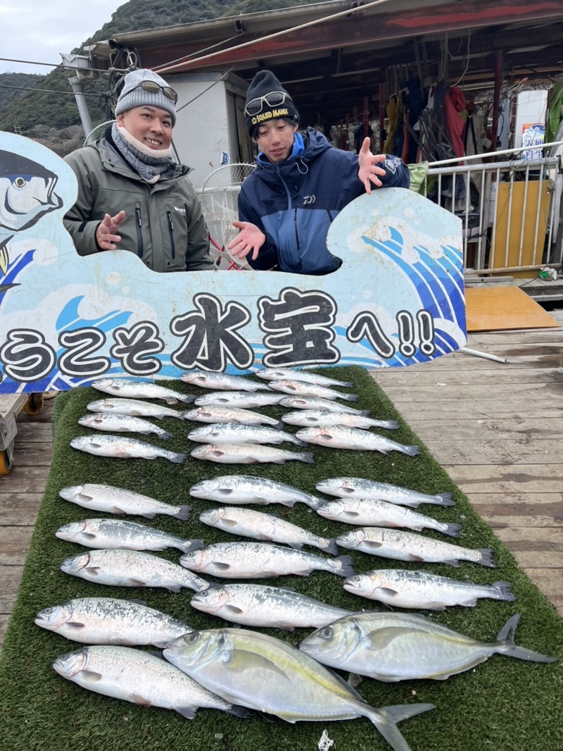 兵庫県姫路港より出船、家島の海上釣り堀「水宝」のサーモン釣果